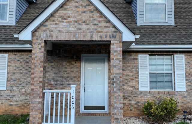 West Knoxville, Updated 2BR/2BA, Pets considered, No Smoking - Call Susan Niedergeses (865) 300-4722 photos photos