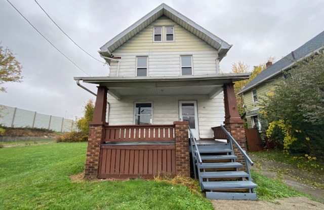 Large Single-Family Home in East Akron - 580 Inman Street, Akron, OH 44306