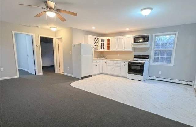 550 W Montauk Highway - 550 West Montauk Highway, West Bay Shore, NY 11706