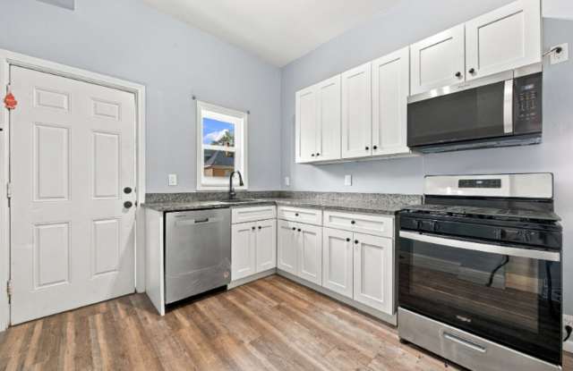 Stunning 3 beds and 2.5 bath home in Sheraden available now! Gallery 1