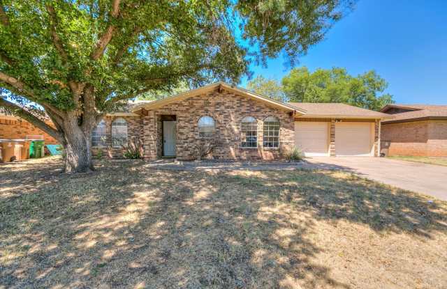 PAY NO SECURITY DEPOSIT! Spacious 3-bedroom, 2 bath home in COLLEGE HILLS AVAILABLE NOW! - 3846 Deerfield Road, San Angelo, TX 76904