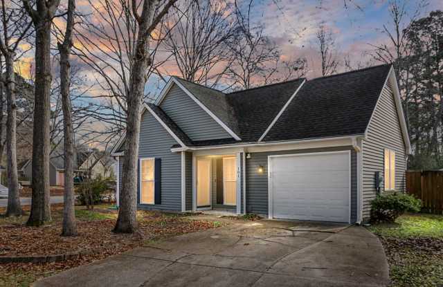 Charming 3 Bedroom 2 bathroom ready for you to call home! photos photos