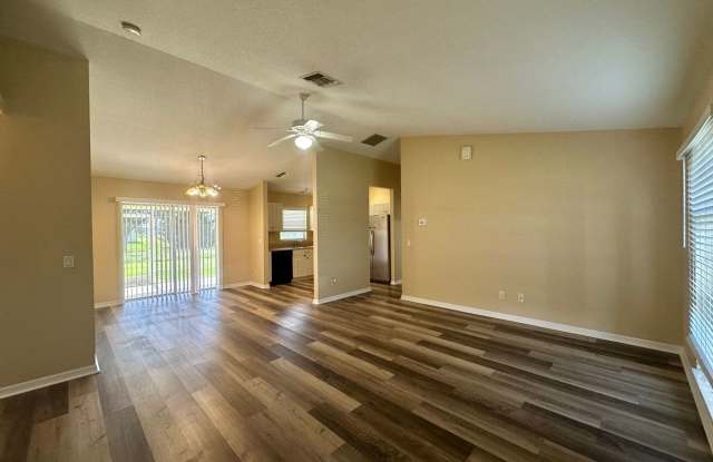 3 Bed 2 Bath with Screened Lanai Gallery 4