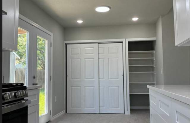 8010 Fair Bend Gallery 3