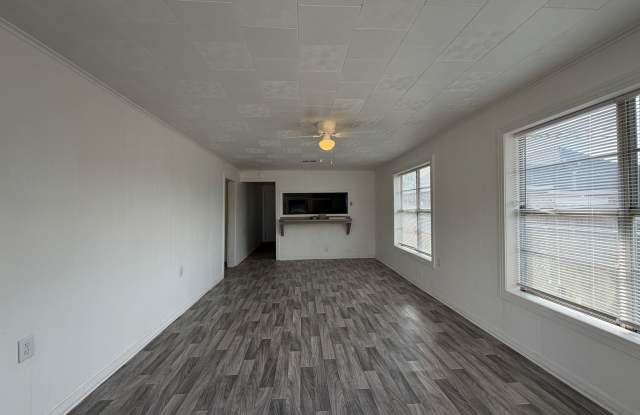 Spacious yard-3/2 available now! - 2004 See Street, Lake Charles, LA 70601