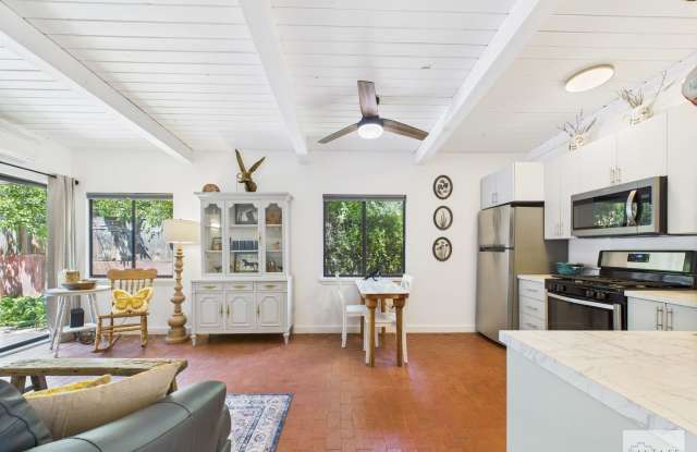 Fully Furnished 1 Bedroom Condo Gallery 3