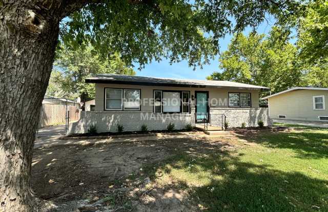 Coming Soon! Beautiful 3 Bedroom 1 Bath home with a 4+ Car Garage! Gallery 1