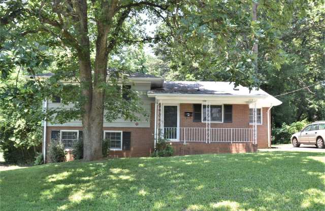 Tri-level minutes to uptown with huge backyard - 1115 Nancy Drive, Charlotte, NC 28211