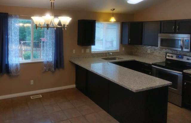 STUNNING 5 bdrm. Single Family Home! BEST Price Around! Gallery 4