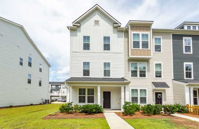 4 Bedroom, 3.5 Bathroom Townhome in Foxbank Plantation - Moncks Corner photos photos