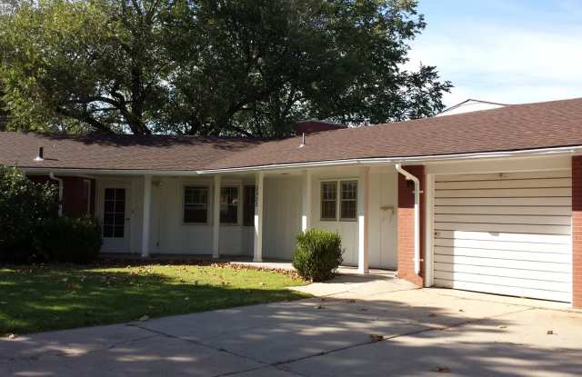 5 Bedrooms, 2 Bath  House with Attached Garage Gallery 3