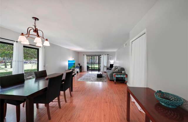 419 Lakeview Dr - 419 Lakeview Drive, Weston, FL 33326