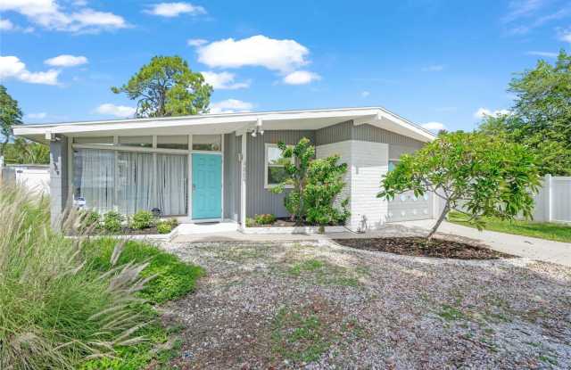 2/2 luxury pool home in Sarasota, unfurnished annual rental photos photos