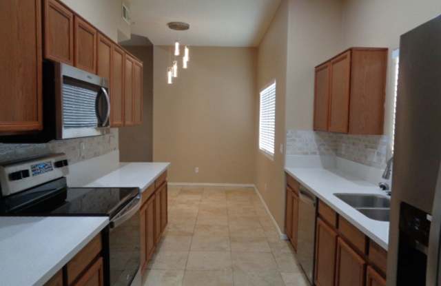 Great 3 bedroom house in gated community near Arrowhead Town Center Gallery 4