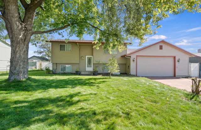 4 Bed 2 Bath Split Level home fully updated in Central Valley Greenacres neighborhood Gallery 1