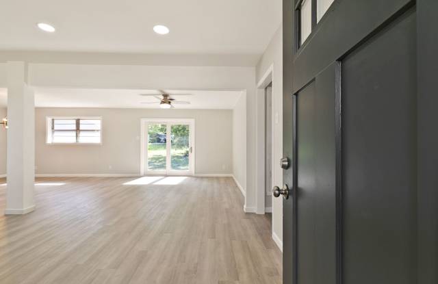 609 S Farmington Road Gallery 4