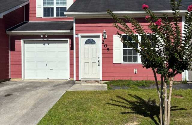 Delightful 2 bedroom 2.5 bath located in Hubert. Just a short drive to Camp Lejeune, area beaches, shopping and restaurants. photos photos