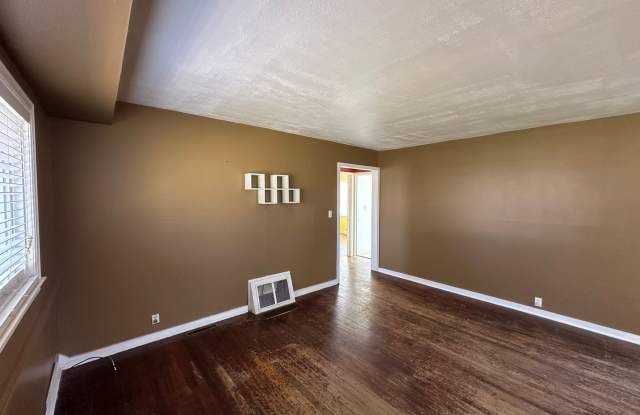 Pet Friendly Single Family Home with Fenced Yard Gallery 4