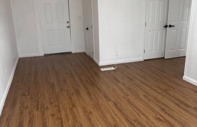 Section 8 Vouchers Friendly Spacious 5-Bedroom Home with Updated Kitchen & Large Deck – Gallery 4