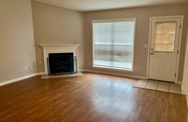 4 Bed, 2 Bath with Fenced Yard, Two-Car Garage, and Jetted Tub Gallery 4