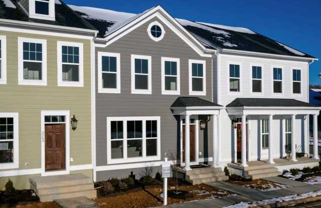 Luxury Townhouse With Detached Two Car Garage and Court Yard in Preston Lake Gallery 3