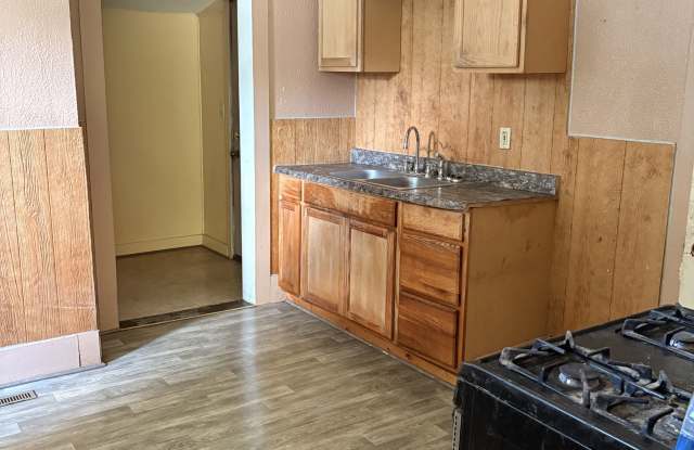 806 1/2 Oak St Gallery 2