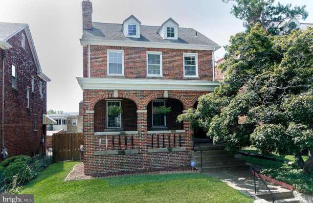 Spacious 4-level detached home photos photos