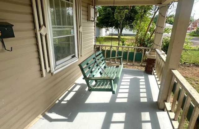3 Bedroom/ 1.5 Bath Available Now! Gallery 3
