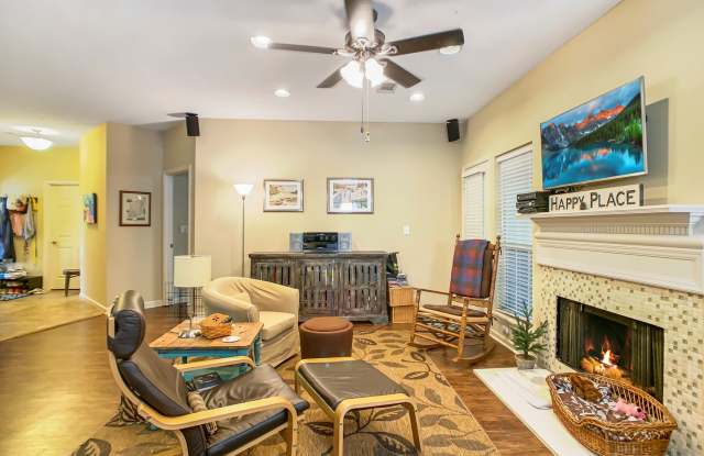 2 bed 2 bath condo  - Great loacation! Gallery 4