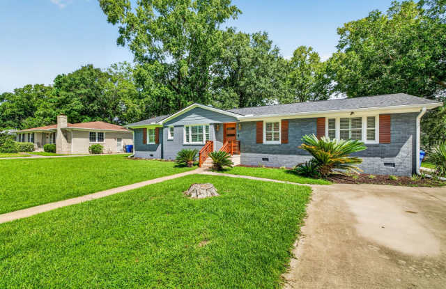 Convenient Living Near Downtown Charleston Gallery 1
