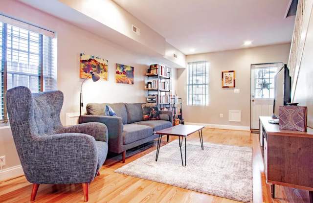 Spacious 3BR/1.5BA Rowhome on Capitol Hill's Doorstep Gallery 4