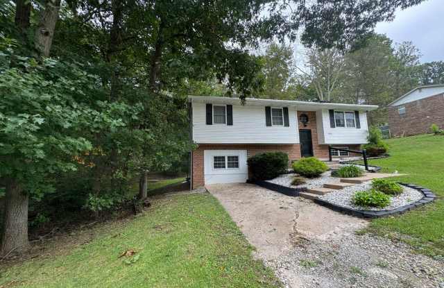 NEWLY RENOVATED 3 BED 3 BATH BEAUTY JUST OUTSIDE OF TOWN! Gallery 3