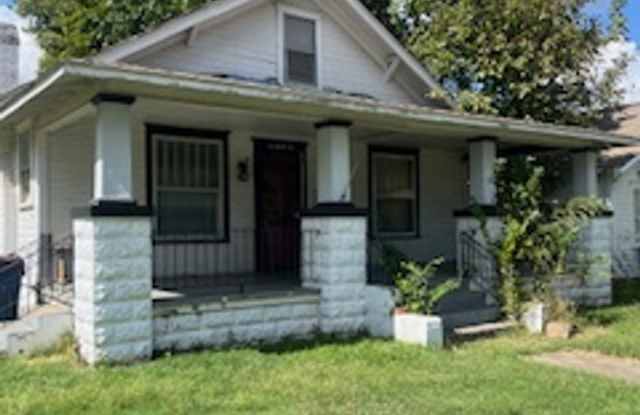 Nice Large Two Bed/One Bath Home/Detached Garage/Corner Lot/Fenced photos photos