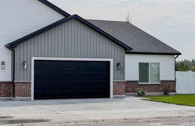 AWESOME 3 Bed 2 Bath Twin home in Sugar City - 683 Jeanine Drive, Sugar City, ID 83448