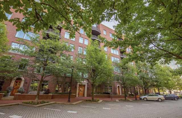 250 Daniel Burnham Square Gallery 2