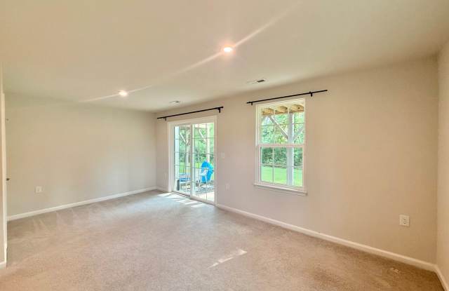 **OFFERING REFUNDABLE APPLICATION FEES & $150 MOVE IN PROMOTION** Stunning 3BD, 3.5BA End Unit Durham Townhome in a Great Location Near RDU, RTP, Southpoint Mall, and Downtown Durham Gallery 4