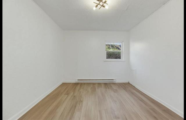109 1/2 Fairlawn Avenue Gallery 4