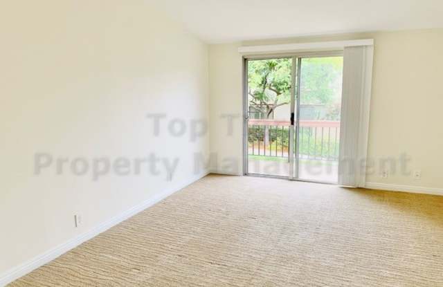 Beautiful 2 Bd/1 Ba, 806 sf upper unit condo located in very desirable La Jolla Colony community Gallery 3