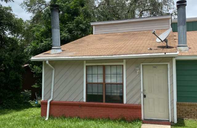 Spacious 2 Bedroom 1 Bathroom Townhome. Amazing Deal! photos photos