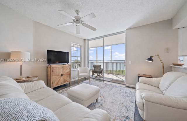 5800 NE Island Cove Way Gallery 4