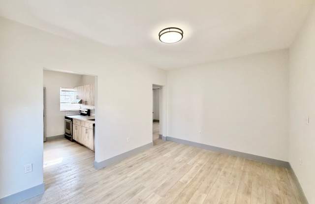 Fully Remodeled 2-Bedroom Private Duplex Unit with Private Yard Gallery 4