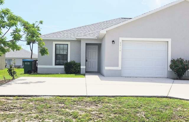 Like New  3 bedroom, 2bath 1 car garage Gallery 1