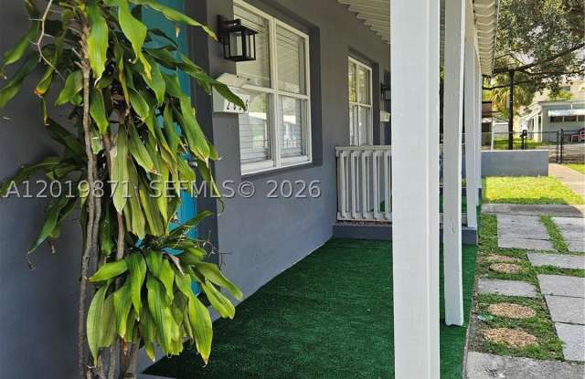 2034 Taylor St Gallery 3
