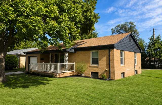 Spacious 2 Bedroom Home in Great Neighborhood Gallery 1
