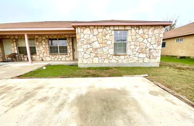 **APPLICATION RECEIVED** **MOVE IN SPECIAL** Charming 3-Bed, 2-Bath Home with Fenced Yard – Pet Friendly! - 7560 Oak Chase, Bexar County, TX 78239