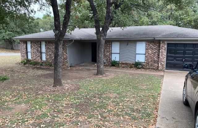 212 Lake Crest Parkway Court - 212 Lake Crest Parkway Court, Azle, TX 76020