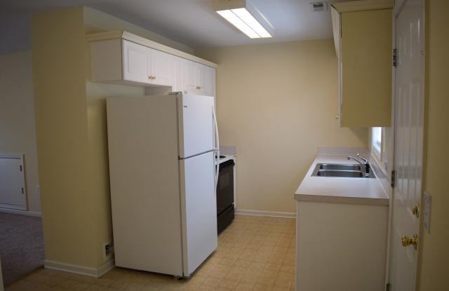 2 Bedroom 1.5 Townhouse w/ Included Utilities Gallery 1