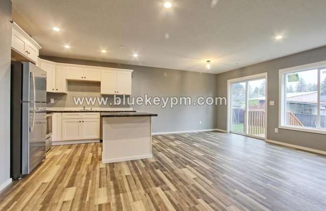 # 318 -     3 Bed, 2.5 Baths Townhome in LaCenter Gallery 4