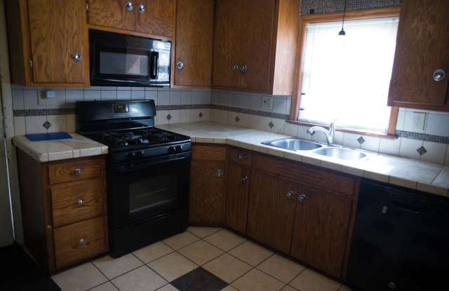 6 bedroom Close to Augsburg and U of M Gallery 3