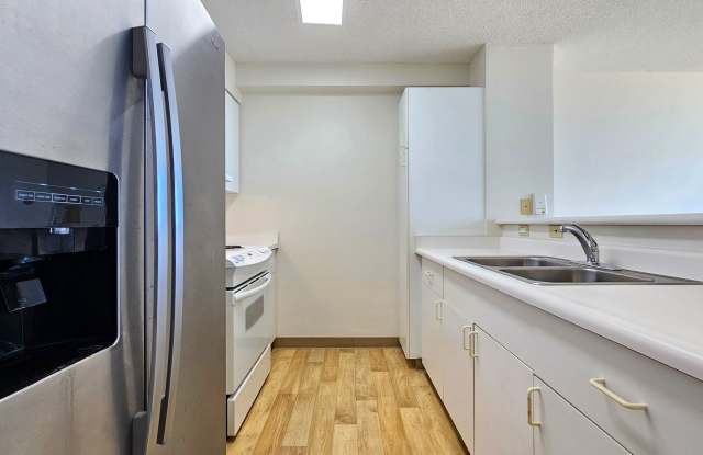 Partly Furnished 1-Bedroom 1-Bath with 1 parking @ 215 N KING STREET Gallery 3